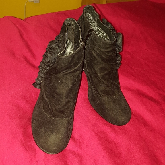 Vintage black Velvet Steampunk Ruffle Booties 10 - Picture 4 of 9